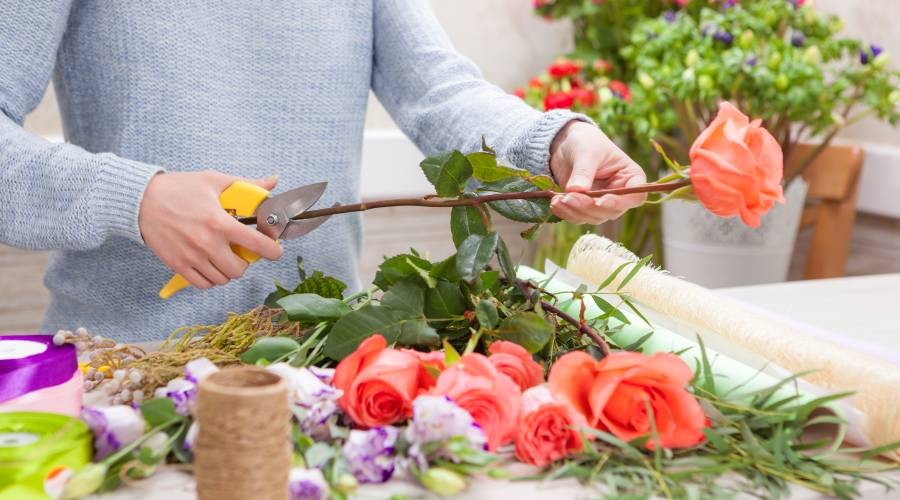 Bloemist is bezig met de bloemen Bloemen worden klaargemaakt